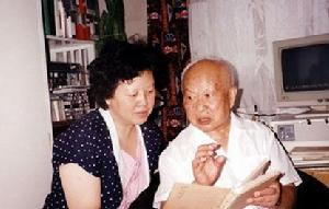 郑易里向女儿郑珑传授郑码编码要领