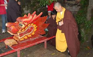 举行庄重的祭龙仪式